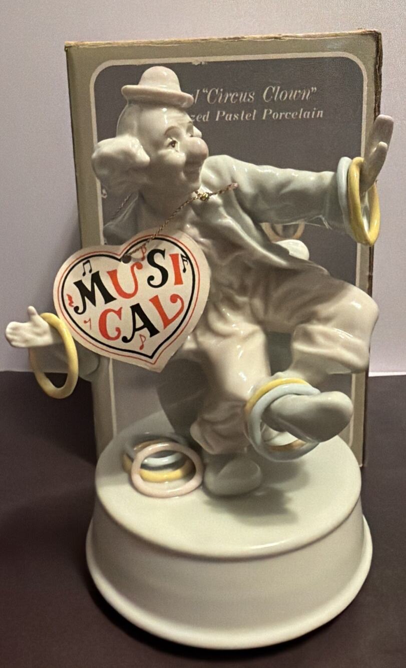 1990 ARNART IMPORTS PORCELAIN CLOWN With Rings Rotating Music Box. New In Box